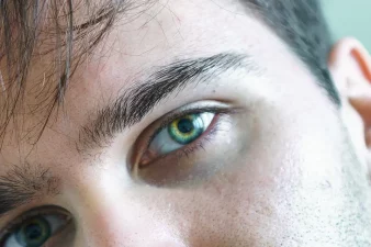 En la imagen: plano cercano de los ojos de un hombre